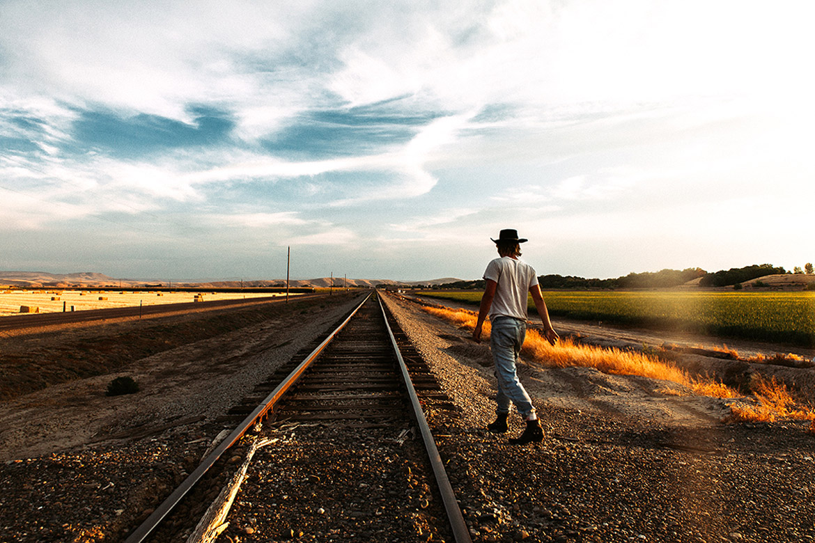 2015-06-Life-of-Pix-free-stock-photos-rail-men-back-hat-sidiomaralami